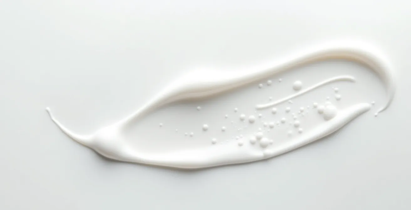 Texture crémeuse d'une crème réparatrice en gros plan avec effet apaisant